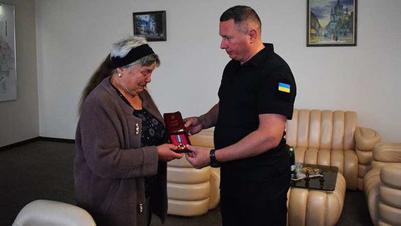 У Луцьку матері загиблого гвардійця вручили державну нагороду сина