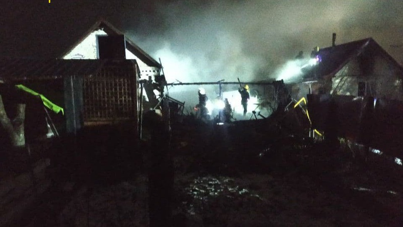 У Луцьку гасили пожежу 19 рятувальників: вогонь поширювався на сусідні будівлі через пориви вітру