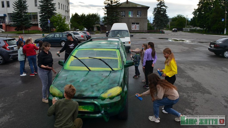 Діти з Волині купили для бійців ЗСУ автомобіль
