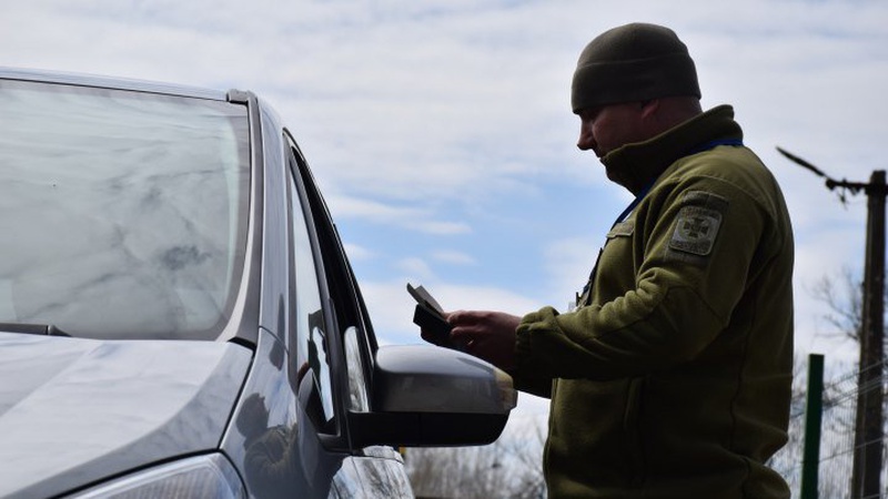 На кордоні затримали чоловіків, котрі намагались виїхати з України під виглядом дітей