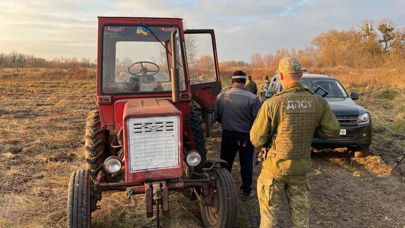 Волинські прикордонники спіймали тракториста-контрабандиста