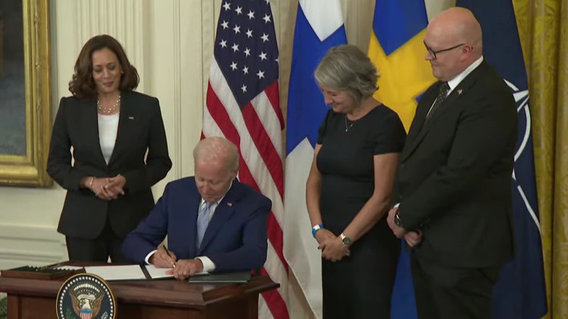 Байден підписав протоколи про вступ Швеції та Фінляндії до НАТО