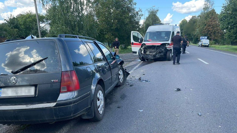 На Волині – ДТП: легковик протаранив «швидку» є троє травмованих