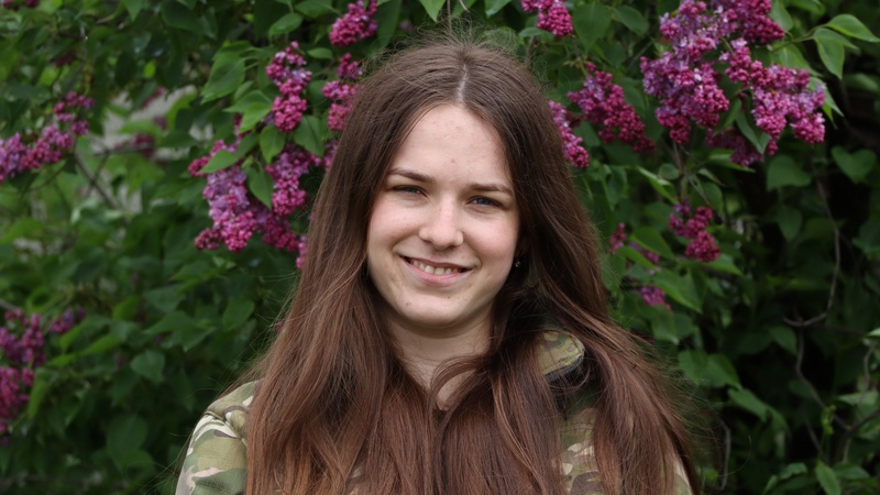 Добровільно прийшла до військкомату: 22-річна лучанка воює на сході України