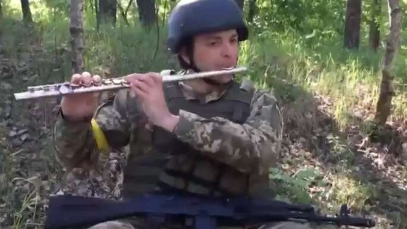 Український воїн чуттєво виконав на флейті відому мелодію