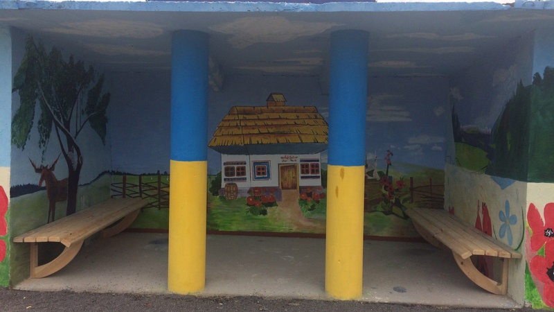 Мешканці волинського села власними зусиллями креативно розмалювали зупинку