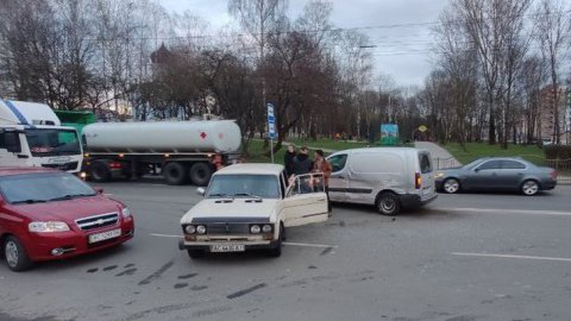 ДТП у Луцьку: зіткнулися два легкові автомобілі
