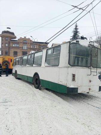 Із кучугур снігу в центрі Луцька визволяли тролейбус
