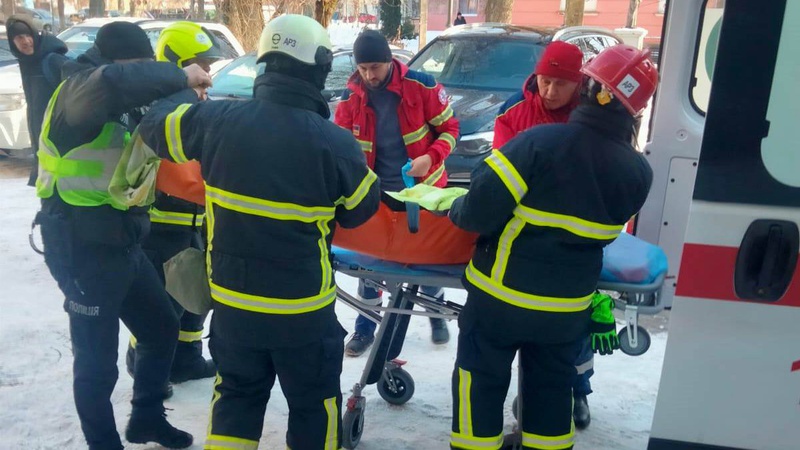 У Луцьку за зачиненими дверима чоловік потребував  медичної допомоги: рятувальники провели аварійне відкривання дверей
