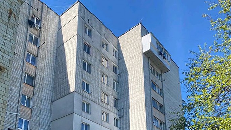 У Львові із вікна восьмого поверху випала 2-річна дівчинка