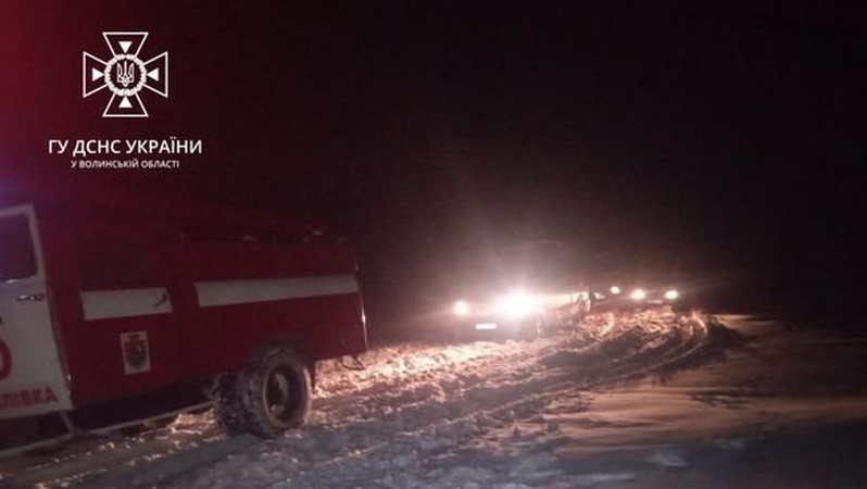 На Волині пожежники буксирували автобуси, які застрягли в дорозі через негоду