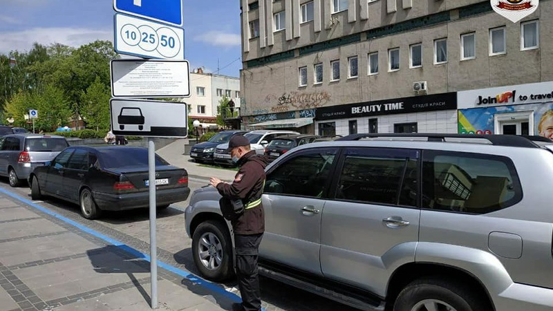 За неправильно залишене авто на платній парковці у центрі Луцька – штрафуватимуть