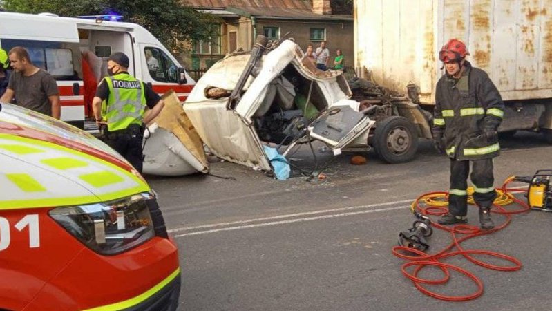 ДТП на Володимирській: у Луцьку помер водій вантажівки, якого рятувальники вирізали з кабіни