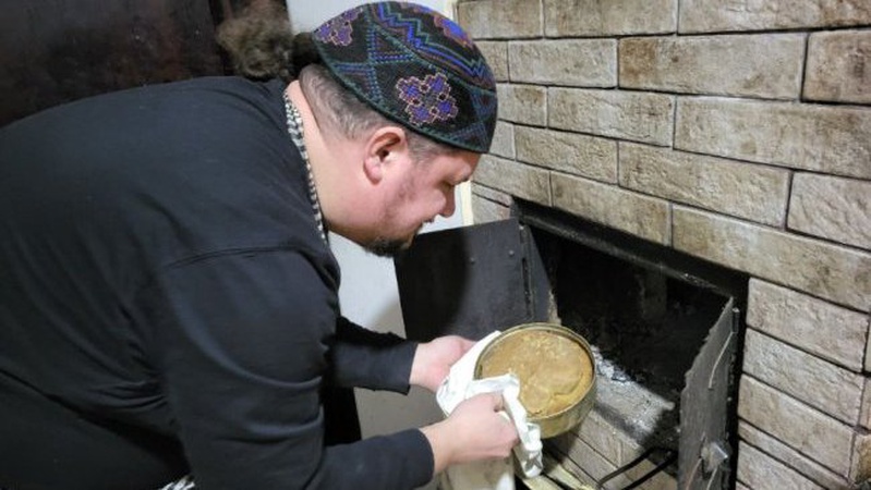Намісник монастиря у Луцьку понад десять років пече хліб та великодні паски