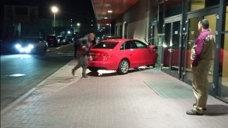 Оштрафували водійку, яка розтрощила двері ТРЦ  «ПортCity»