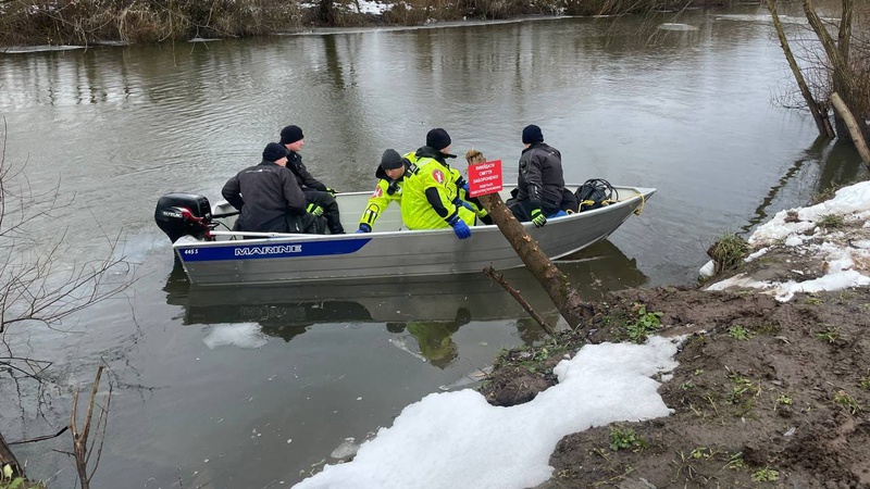 Луцькі рятувальники продовжують пошуки зниклого чоловіка у річці