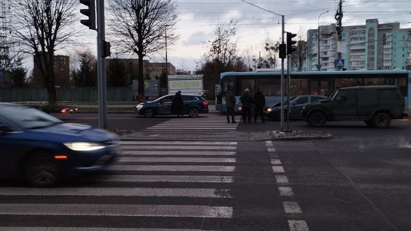 У Луцьку біля ПортCity не працюють світлофори, люди змушені перебігати дорогу: сталася аварія