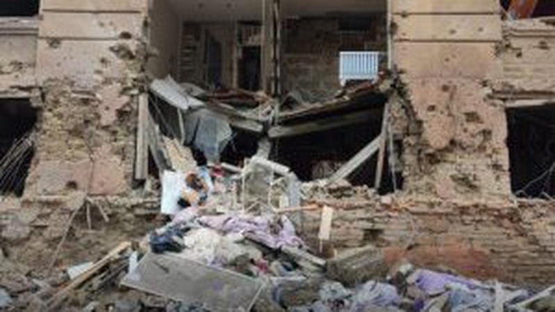 Російські терористи скинули потужну бомбу на лікарню в Маріуполі