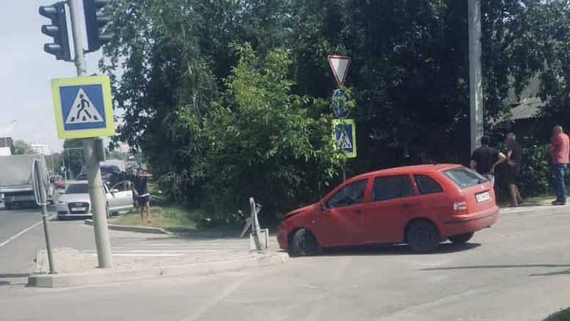 У Луцькому районі -ДТП: п’яний водій в’їхав в опору та дорожній знак