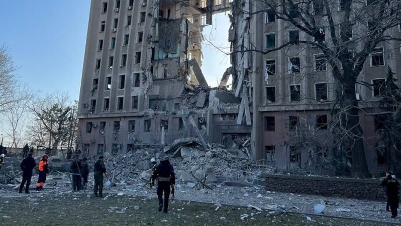 У Миколаєві окупанти влучили в будівлю ОДА: є постраждалі