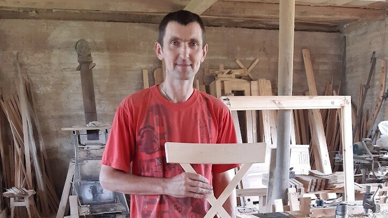 Майстер-самоук з Волині виготовляє дерев’яні вироби, які користуються попитом у столиці