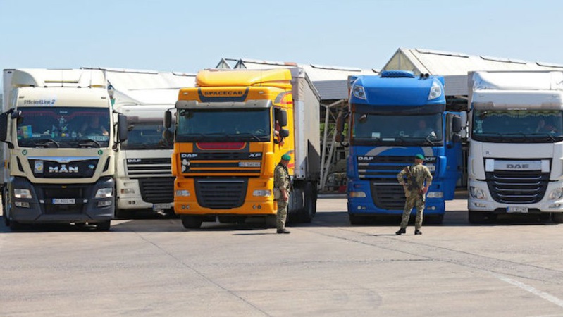 На кордоні з Польщею зібралося майже 3 тисячі вантажівок