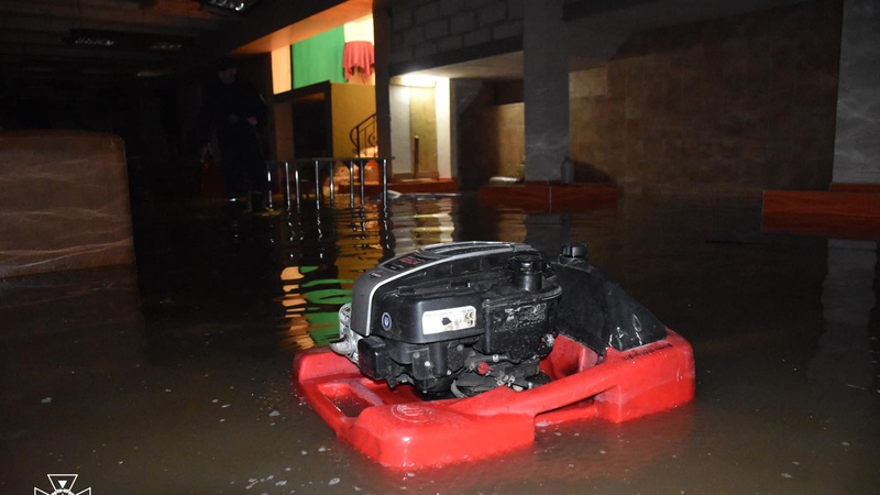 У Луцьку під рестораном затопило підвал. ФОТО