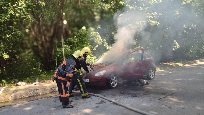 У салоні була жінка з дитиною: рятувальники припустили, чому загорілося авто в Луцьку