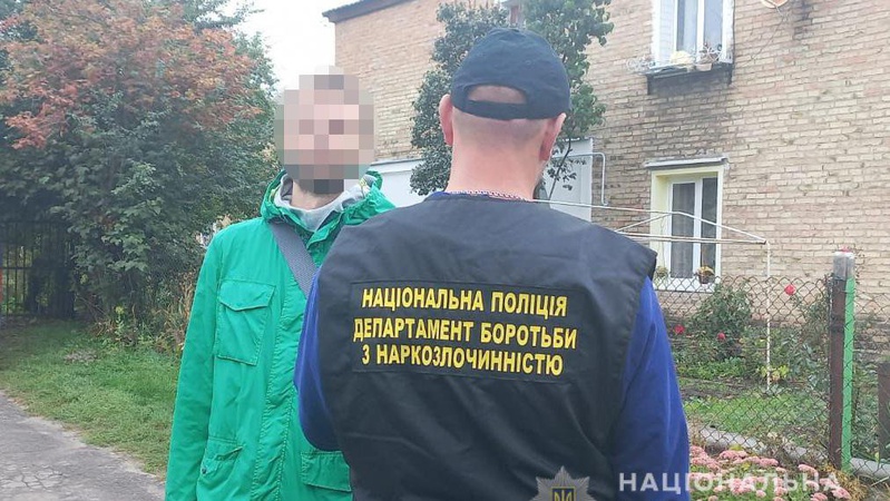 У Нововолинську викрили чоловіка з наркотиками біля поштового відділення