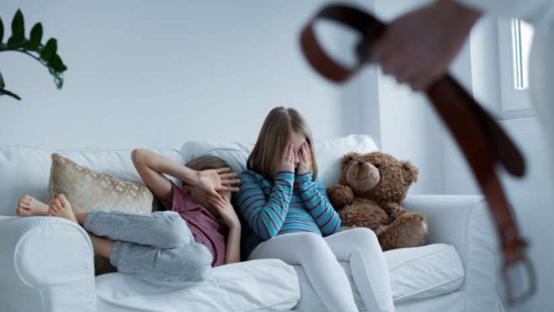 Чому не варто гнобити і бити дітей - пояснює сімейний психолог