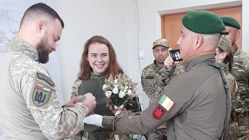 Військова з Волині вийшла заміж за бійця-іноземця, який захищає Україну