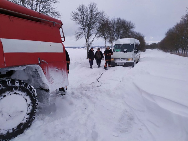 Біля села на Волині в автобусі застрягли троє пасажирів та водій