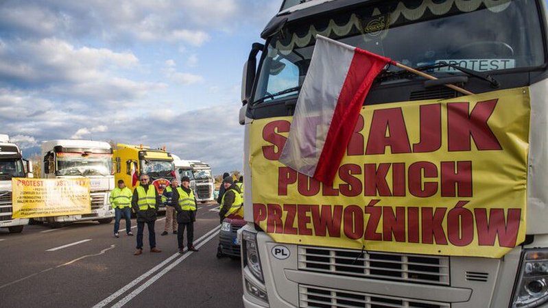 Блокада кордону: польські протестувальники розблокують один із пунктів пропуску