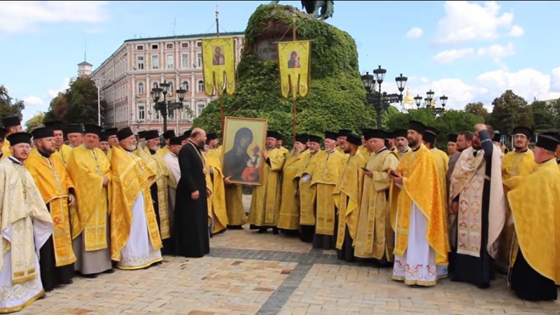 У Києві митрополит Михаїл зі священниками заспівали «Волинь моя». ВІДЕО