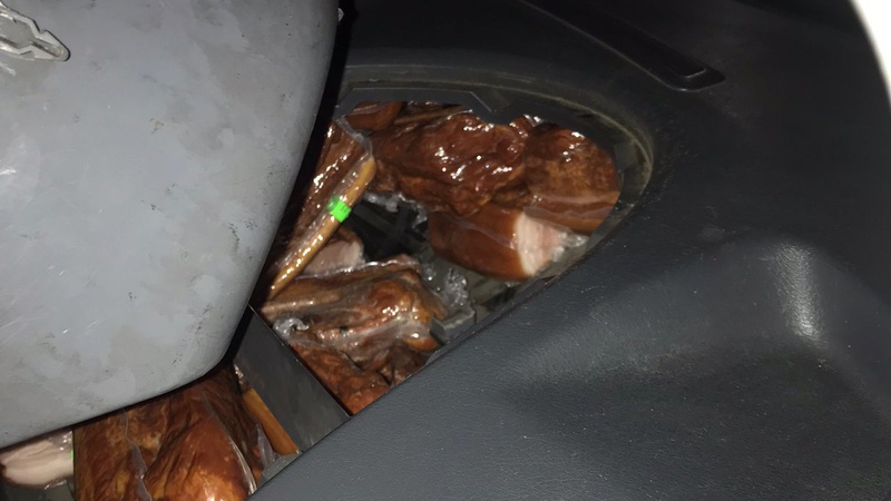 Волинські митники виявили на кордоні автомобіль, в якому заховали майже 100 кг копченого бочка