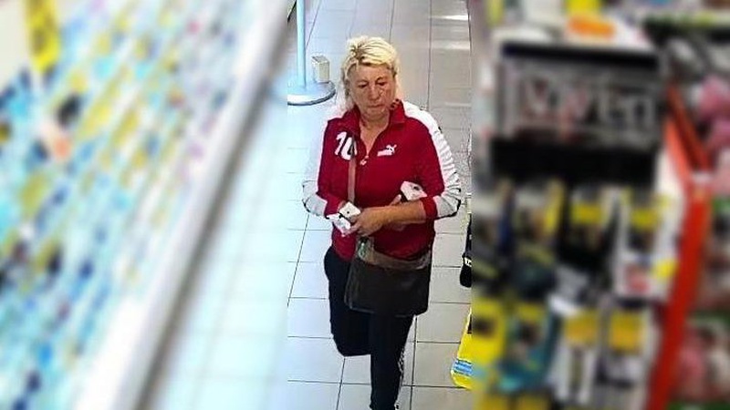 Поліція розшукує жінку, яка вкрала товар у луцькому супермаркеті