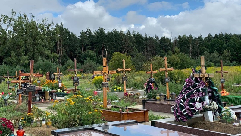 Хотіли посадити городину, натомість – знайшли мерців: подробиці скандалу щодо приватного кладовища у Львові