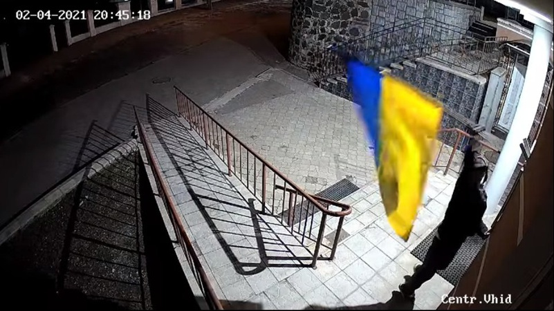 У Луцьку з офісу муніципалів зірвали прапор України