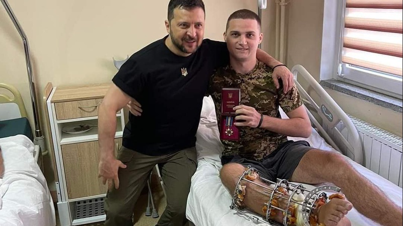 Зеленський особисто вручив нагороду пораненому воїну з волинської бригади