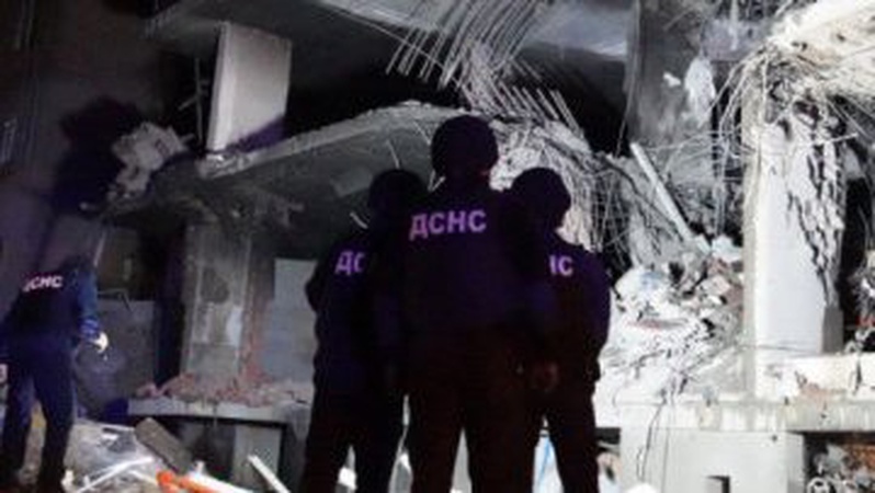 У Києві знайшли загиблого від ракетного удару: відео зруйнованої багатоповерхівки