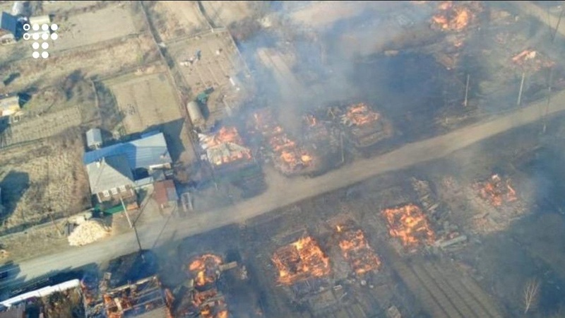 У росії горить селище на Уралі: вогонь знищив понад 90 будинків, одна людина загинула