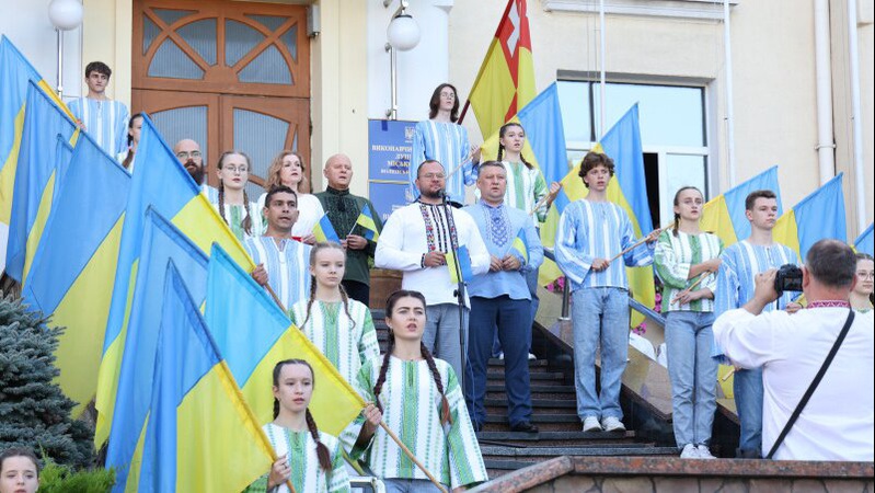 У Луцьку відбулось урочисте підняття синьо-жовтого стяга. ФОТО