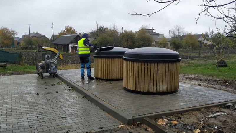У Луцьку встановили напівпідземні контейнери для сміття