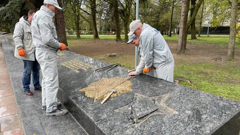 У Луцьку демонтують радянську символіку на меморіалі Вічної Слави