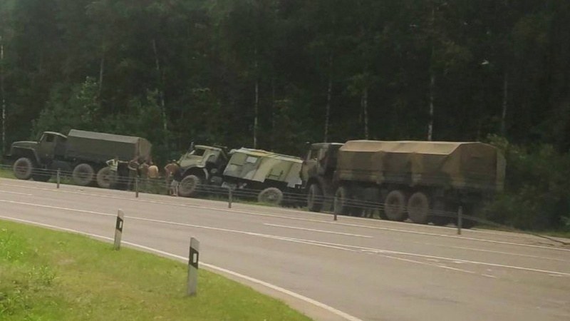У білорусі помітили колону російських військових КамАЗів: один злетів з дороги