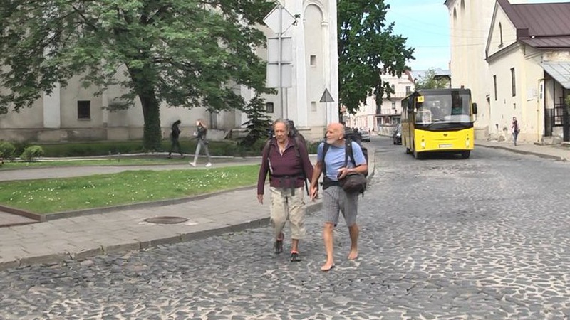 У Луцьку побував «громадянин світу», який мандрує босоніж 25 років. ВІДЕО