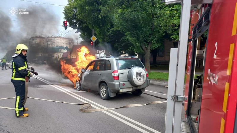 Посеред дороги загорівся автомобіль: волинські рятувальники повідомили про деталі пожежі у Луцьку