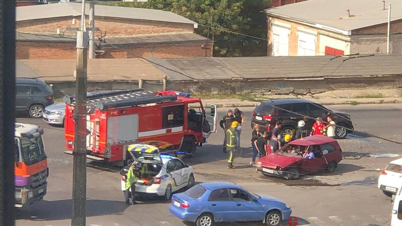 Людей з понівеченого авто дістають рятувальники: деталі аварії у Луцьку. ВІДЕО