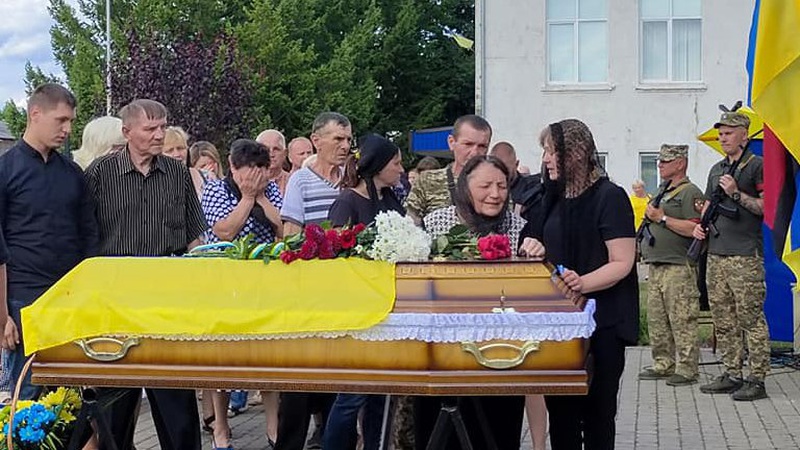 У Рожищенській громаді попрощалися із загиблим Героєм Віталієм Матвійчуком