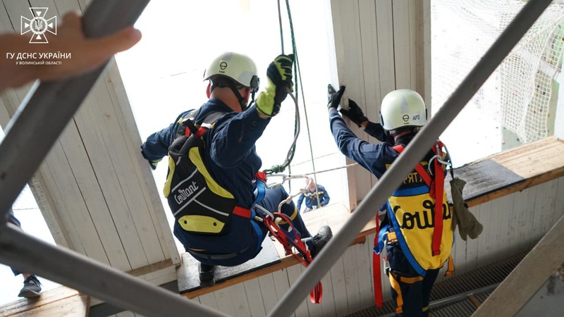 Волинські рятувальники тренувалися застосовували альпіністське спорядження